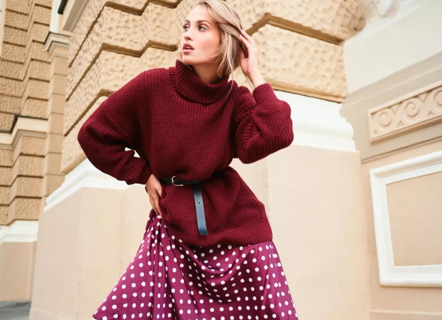 žena v puntíkaté sukni