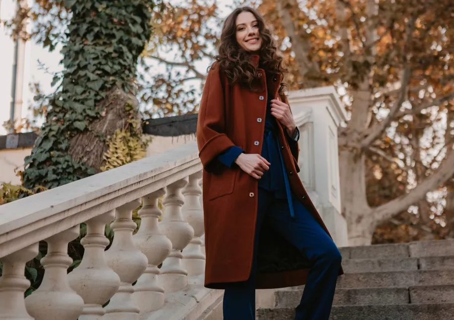 žena v bordó kabátě