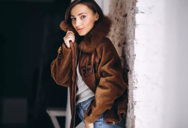 žena v semišovém bomberu