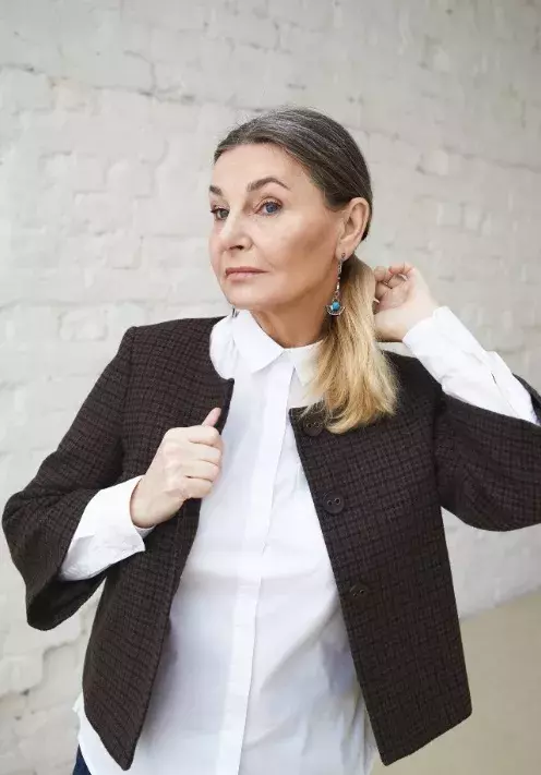 žena v krátkém kabátku