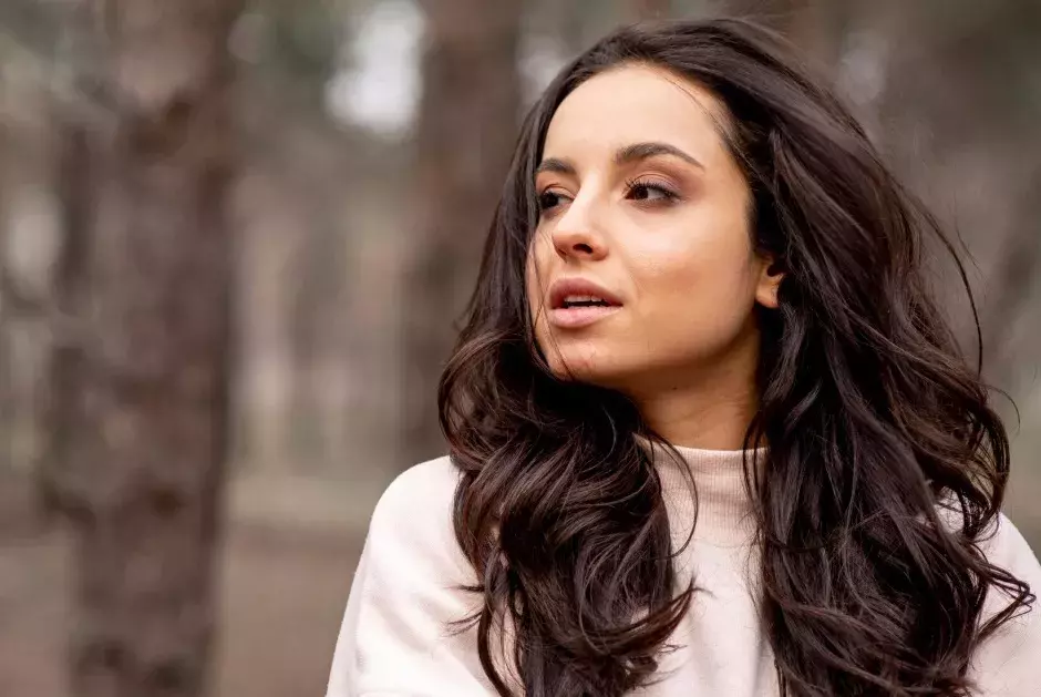žena s tmavě hnědými vlasy