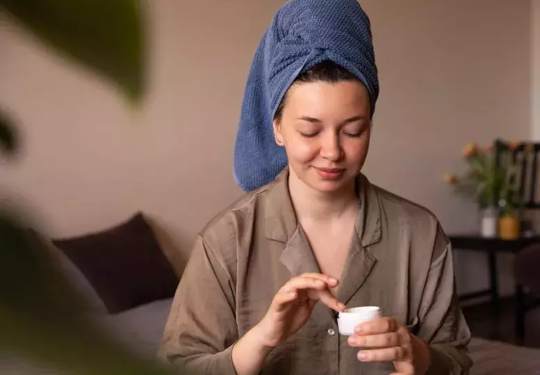 žena s maskou na vlasy