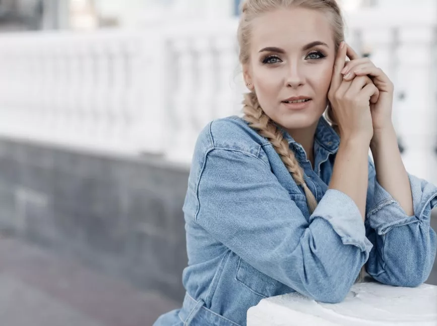 žena v denimovém kabátku