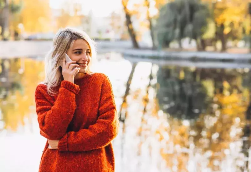 žena v červeném svetru