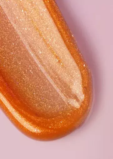 jemný třpyt v barvě karamelu