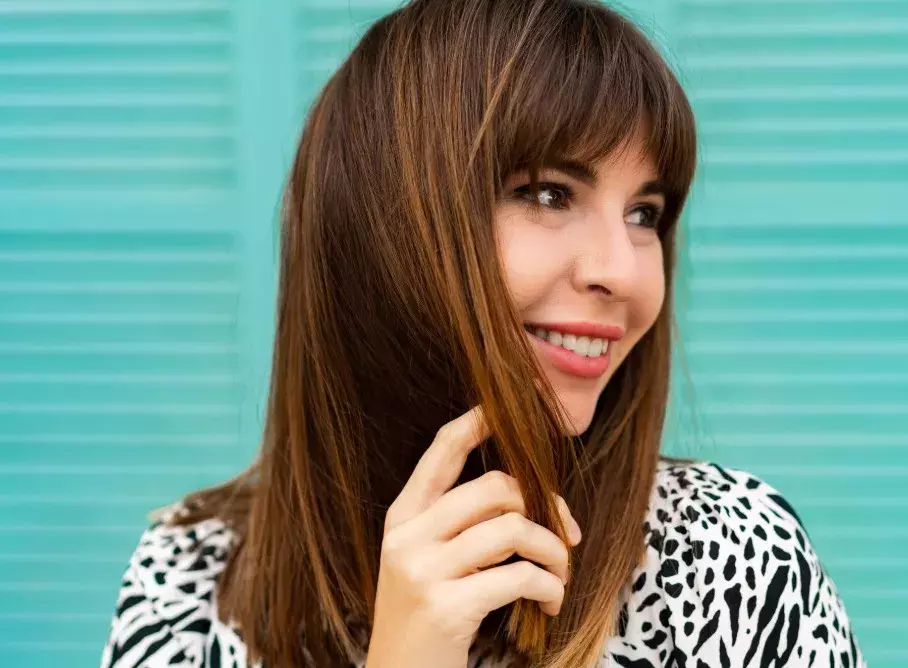 žena s hnědými vlasy a světlými pramínky