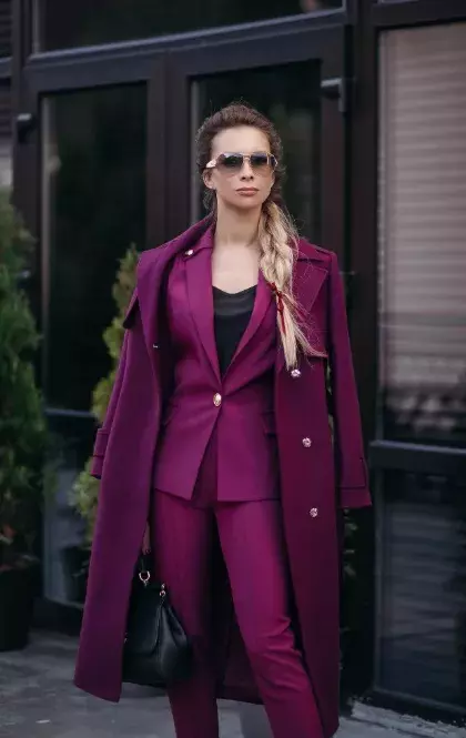 žena ve fialovém kabátě