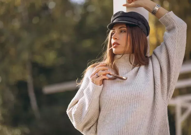 žena v béžovém svetru
