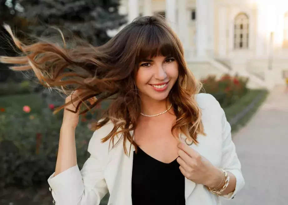 žena s hnědými vlasy a ofinou