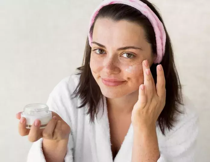 žena s očním krémem