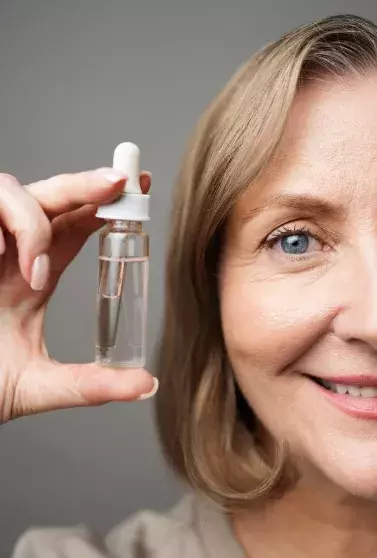 žena s pleťovým sérem