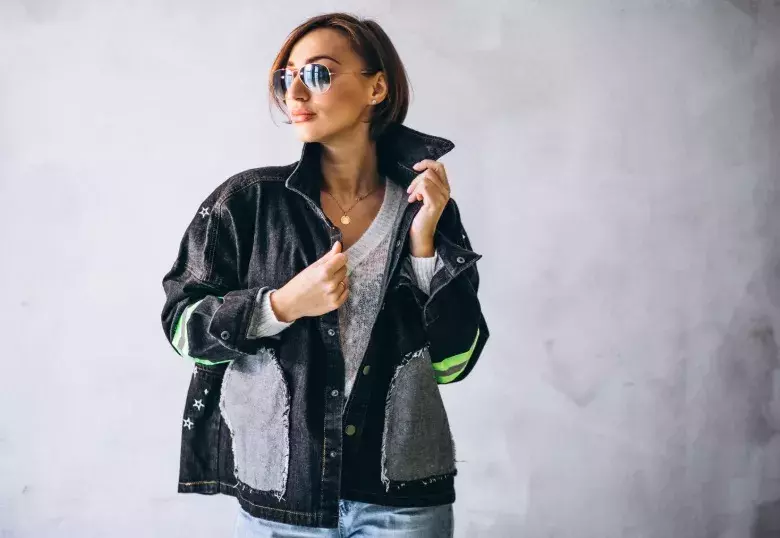 stylová žena v bomberu