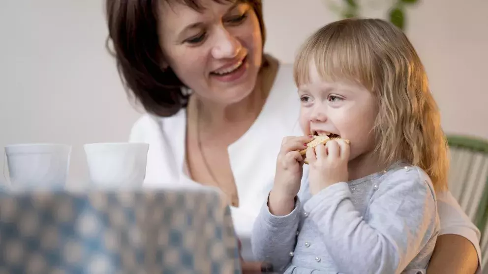 žena, děti, pomoc, péče, sousedka, hlídání