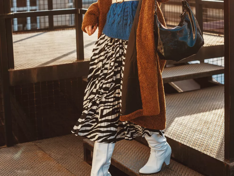 žena se vzorovanou sukní