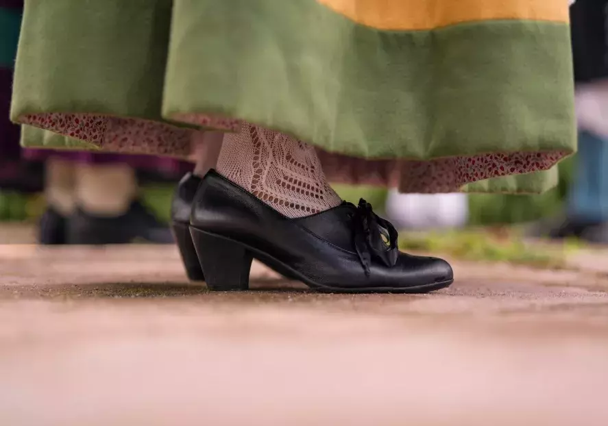 krajkové ponožky a černé boty