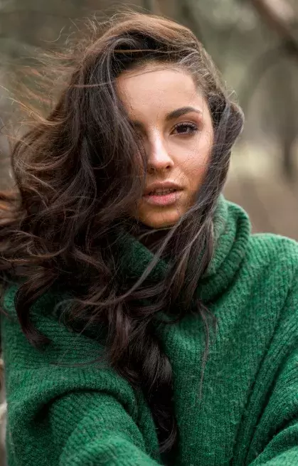 žena s tmavě hnědými vlasy