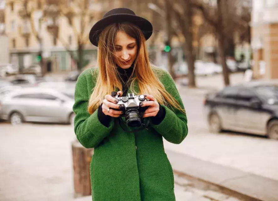 žena v sytě zeleném kabátě