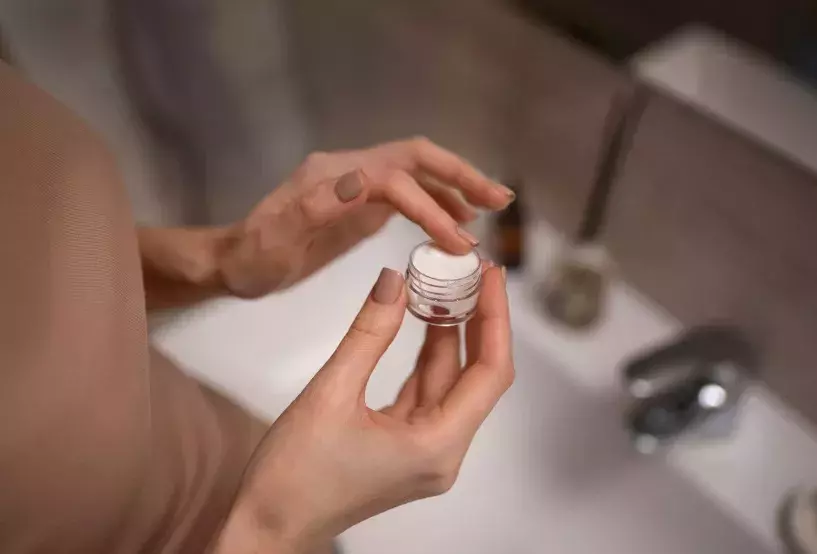 žena s očním krémem