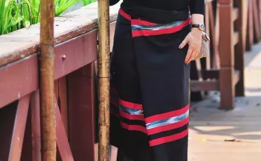 sukně s kontrastními lemy