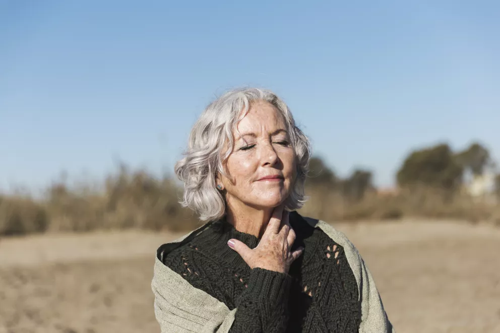 spokojená žena v přírodě