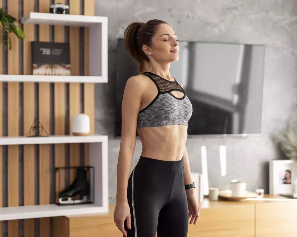 žena cvičí krční páteř