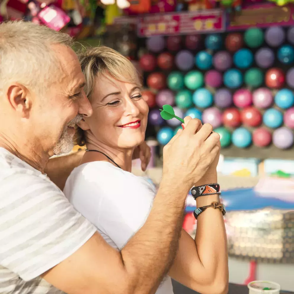 muž a žena šťastní