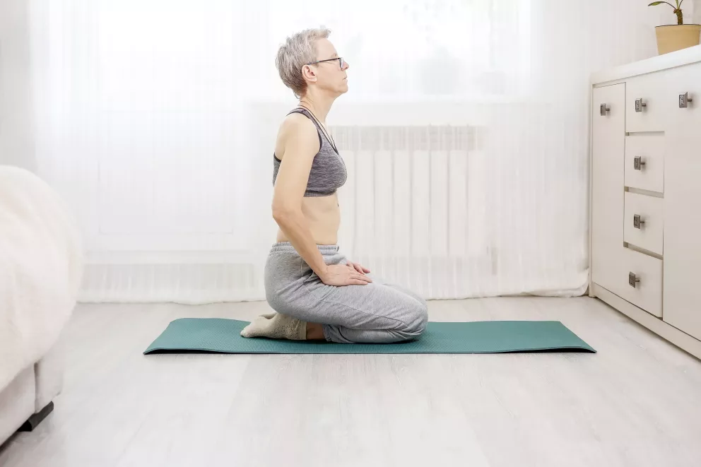 žena cvičí doma na podložce