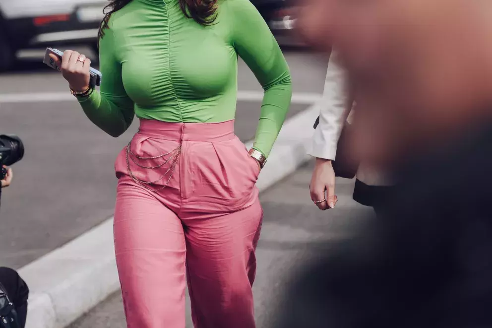 žena v růžových kalhotách