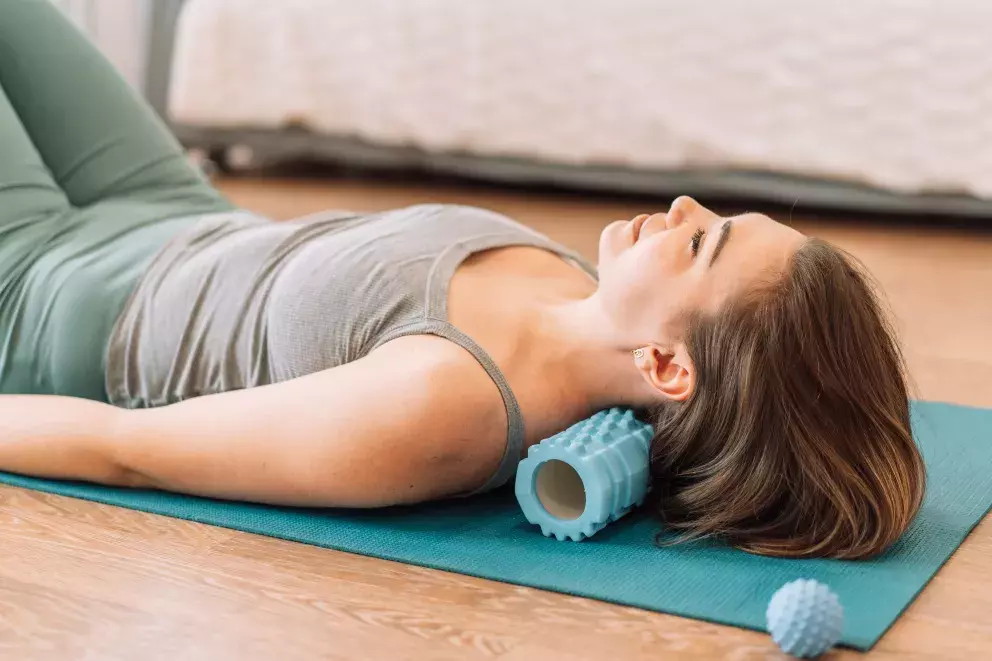 žena cvičí krční páteř