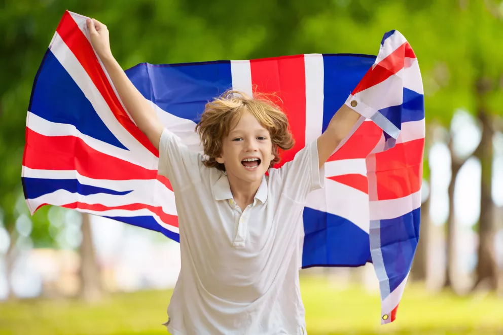 dítě s britskou vlajkou
