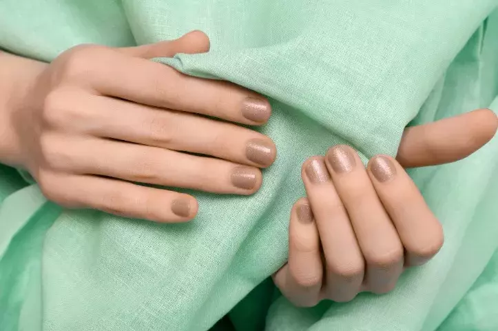 monochromatické nehty