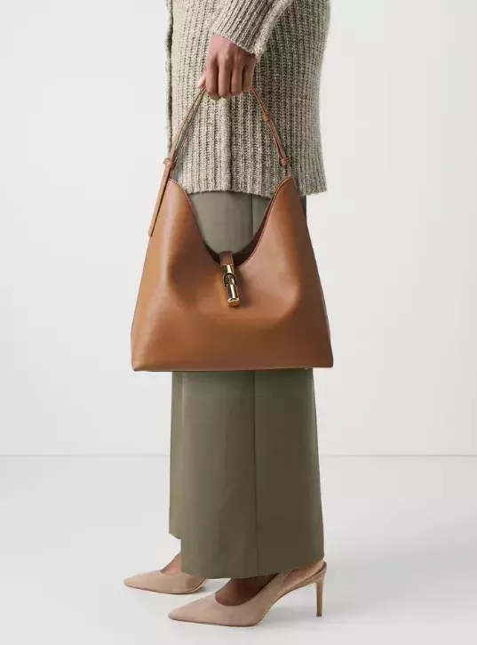 Ležérní hobo taška, Furla, 6 570 Kč