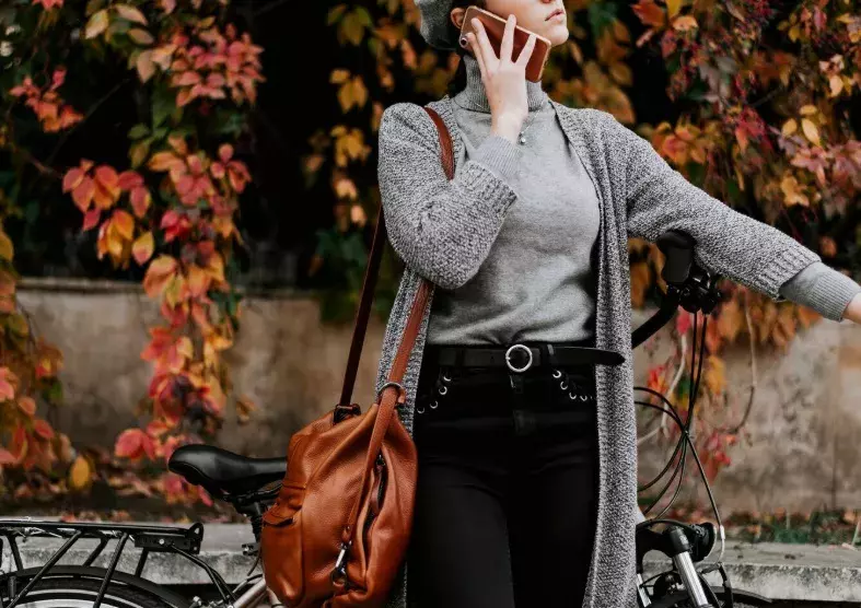 žena na podzim s hobo kabelkou