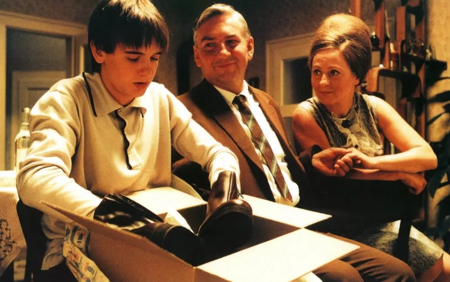 pelíšky chlapec rozbaluje boty