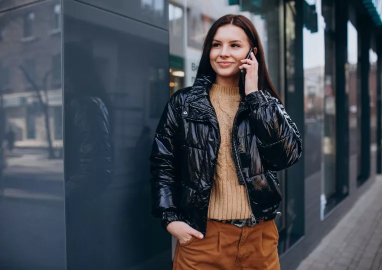 žena v péřovém bomberu