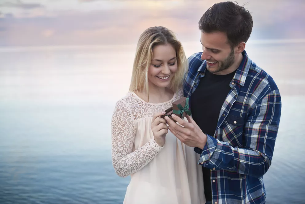 spokojený pár zásnuby