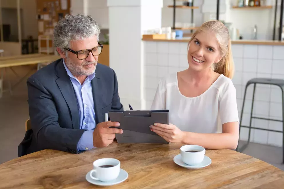 mladá žena v práci se starším šéfem