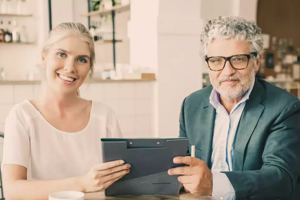 mladá žena v práci se starším šéfem