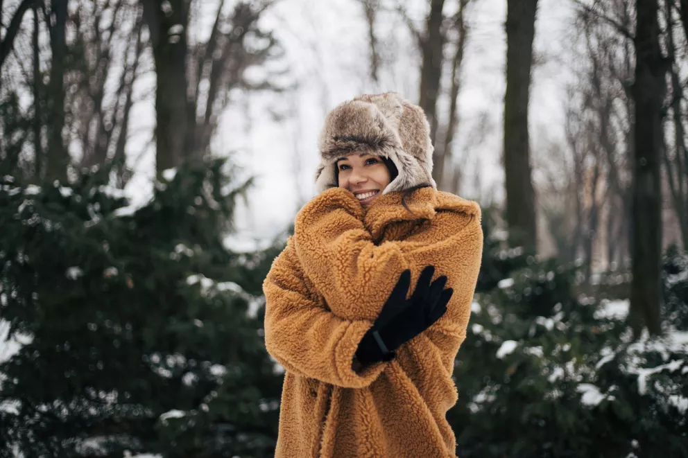 Kabát z umělé kožešiny, kabát v odstínu čokoládové a kostkovaný kabát. Trendy, které vám před zimou nesmí chybět