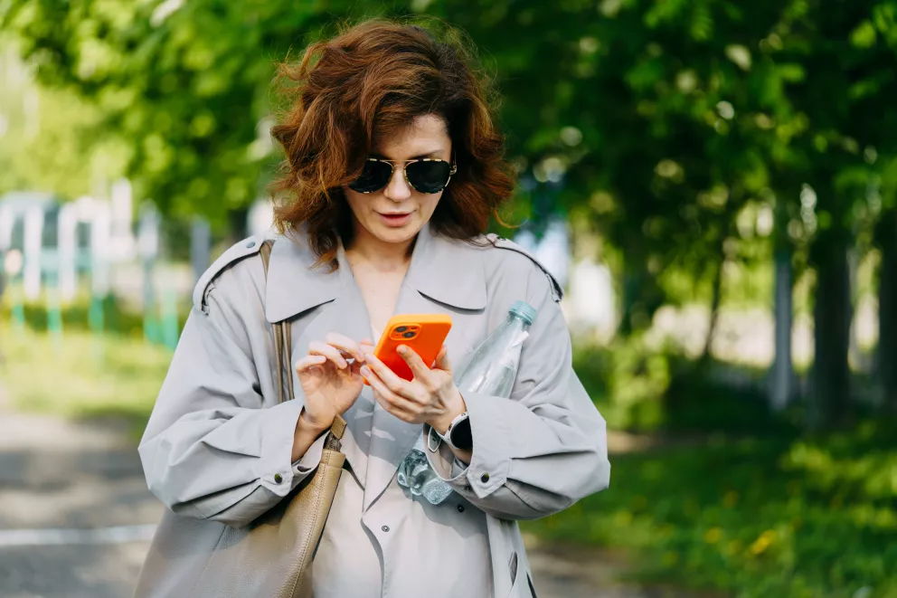 Lehké bundy a semišové boty jako trendy Londýňanek, bez kterých nedají ani ránu