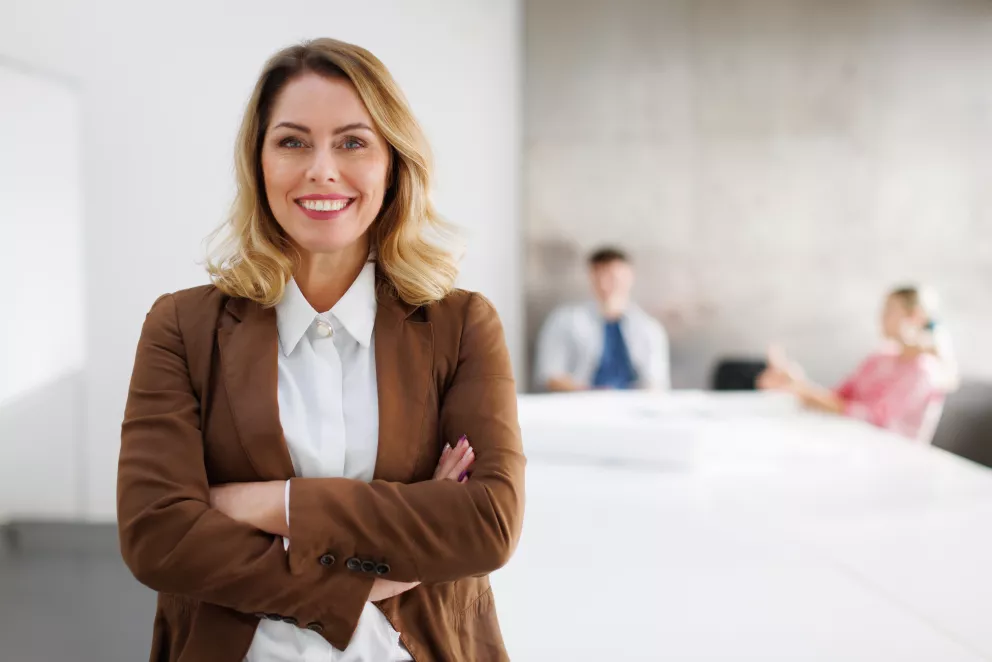 Hnědé sako jako kousek vašeho podzimního šatníku. Kromě čokoládově hnědé se bude nosit také v oříškové