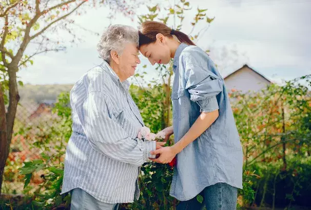 Příběh: Vychovala mě babička, moje matka se na mě vykašlala. Nemám jí to za zlé, ale jako matku ji nikdy brát nebudu. Svěřila se nám Petra (43)