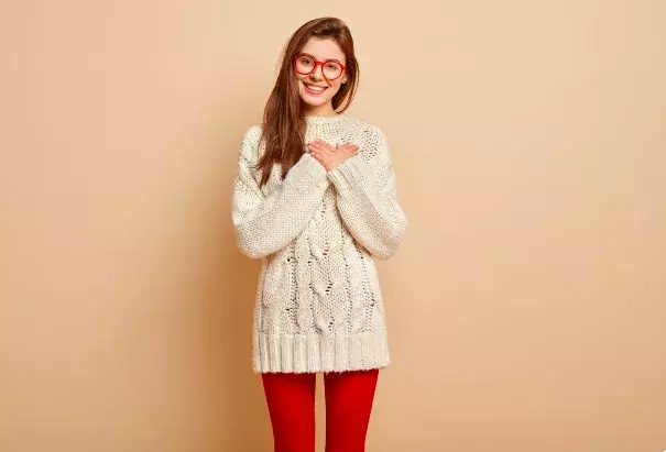 Jednoduché svetry jako nadčasový kousek letošního podzimu. Nosit se budou v hnědé, zelené či bílé