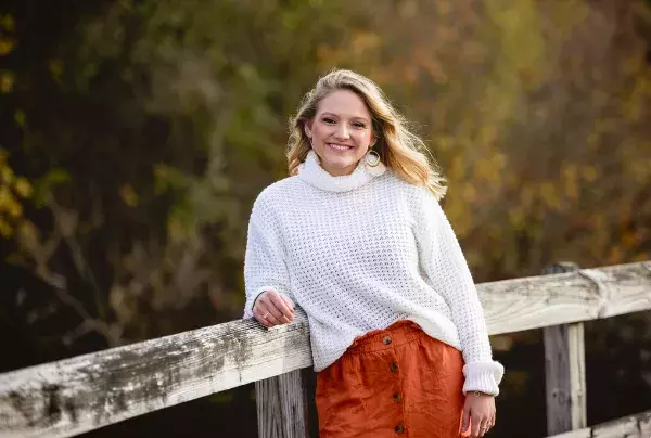 Jednoduché svetry jako nadčasový kousek letošního podzimu. Nosit se budou v hnědé, zelené či bílé