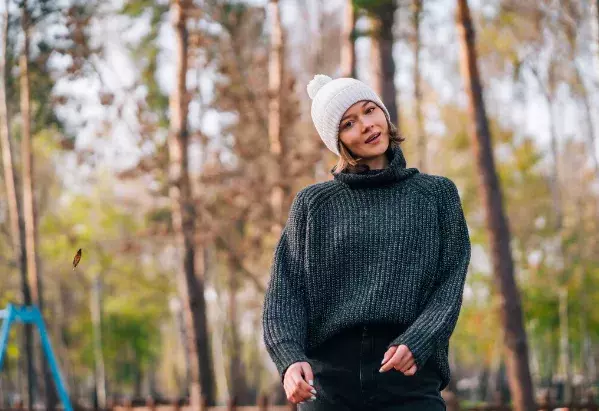 Jednoduché svetry jako nadčasový kousek letošního podzimu. Nosit se budou v hnědé, zelené či bílé