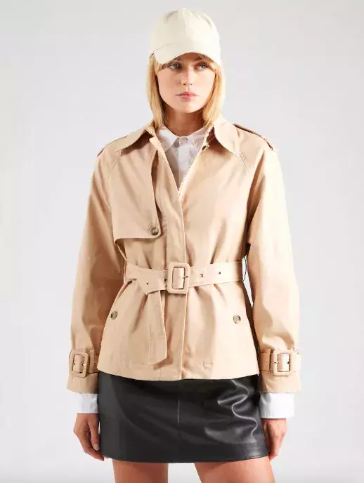 <p>GUESS Přechodná bunda 4249 Kč</p>
