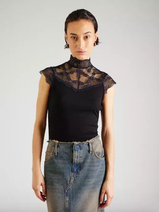 <p>ABOUT YOU Tričko 659 Kč</p>
