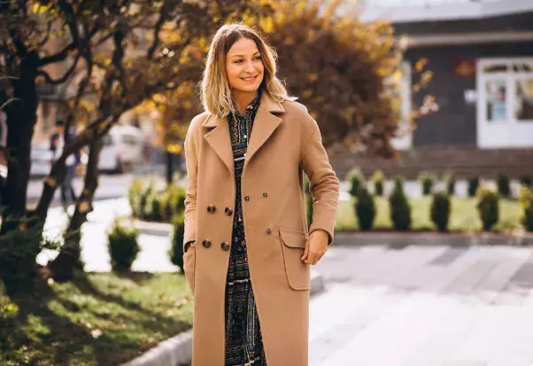 Co si koupit na podzim, abyste nelitovali utracených peněz. Jednoduché svetry, dlouhý kabát, kvalitní boty