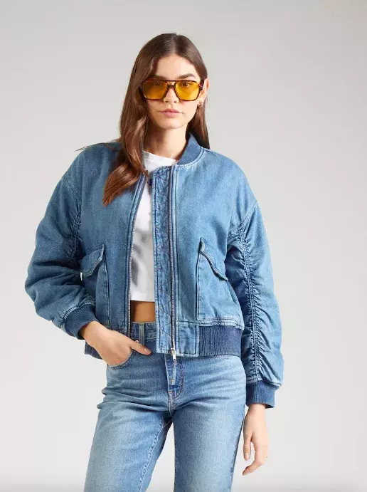 <p>LEVI'S ® Přechodná bunda 3199 Kč</p>
