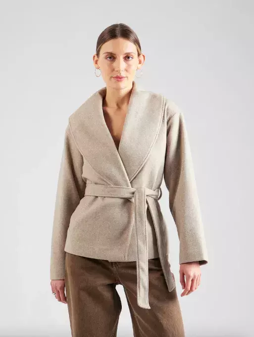 <p>ONLY Přechodný kabát 1599 Kč</p>
